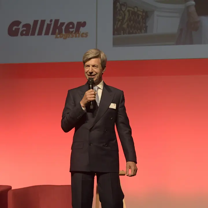 Redner auf der Bühne der Benefizgala 2018