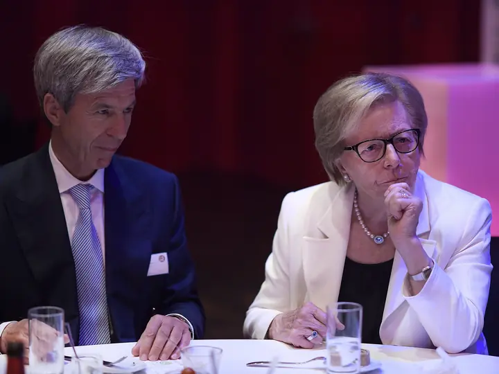 Gäste am Tisch der Benefizgala 2018
